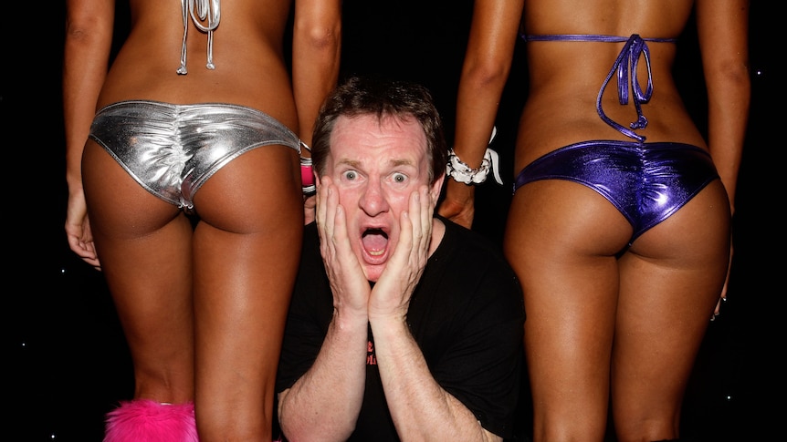 Russell Gilbert poses with two disco babes during Sexpo 2009 (Getty Images: Brendon Thorne)