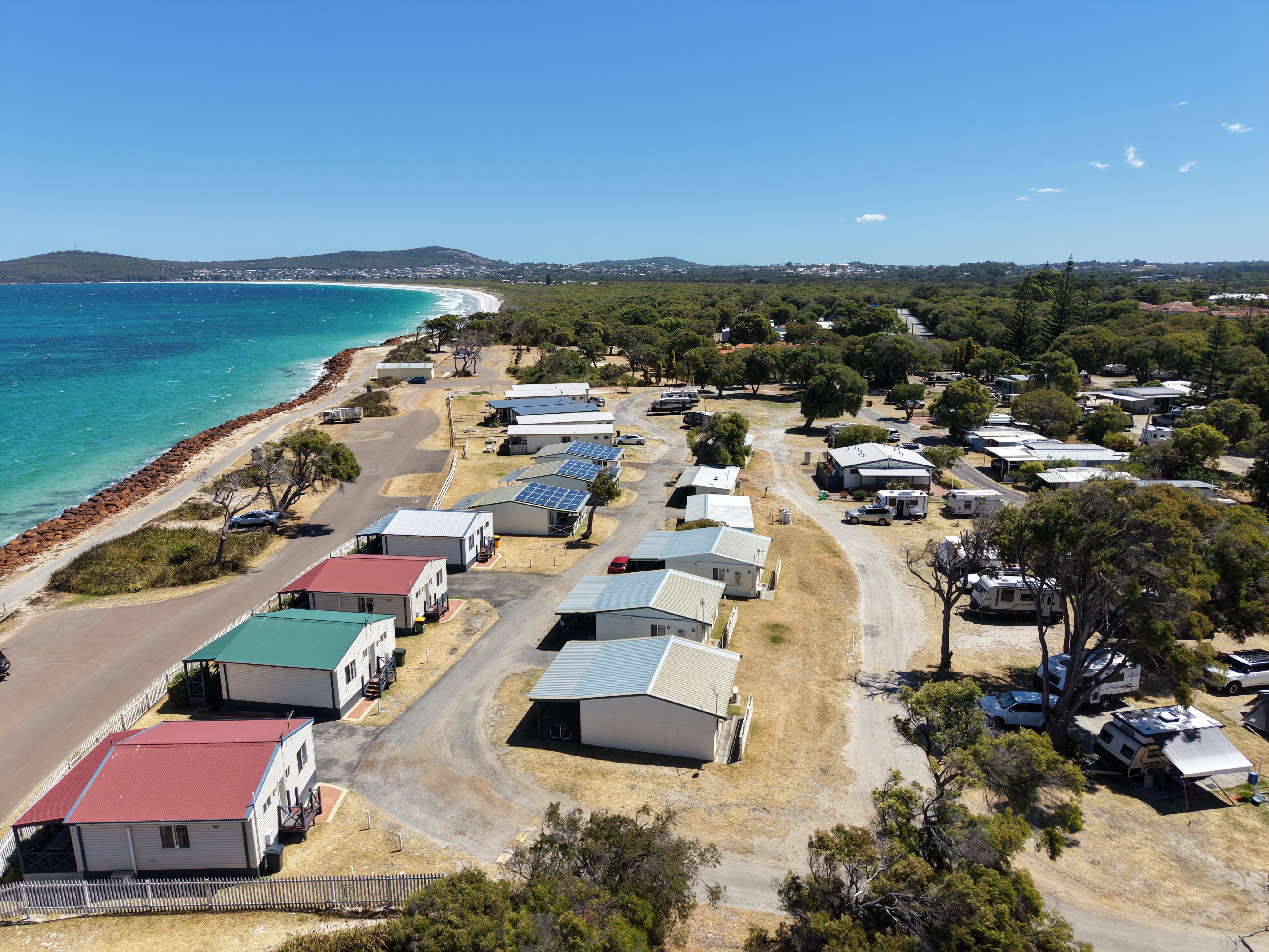 Una toma de drones de estacionamientos y agua.