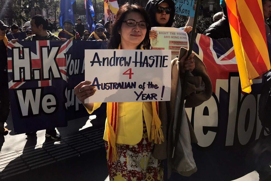 反中抗议者展示对安德鲁·海斯蒂的支持。