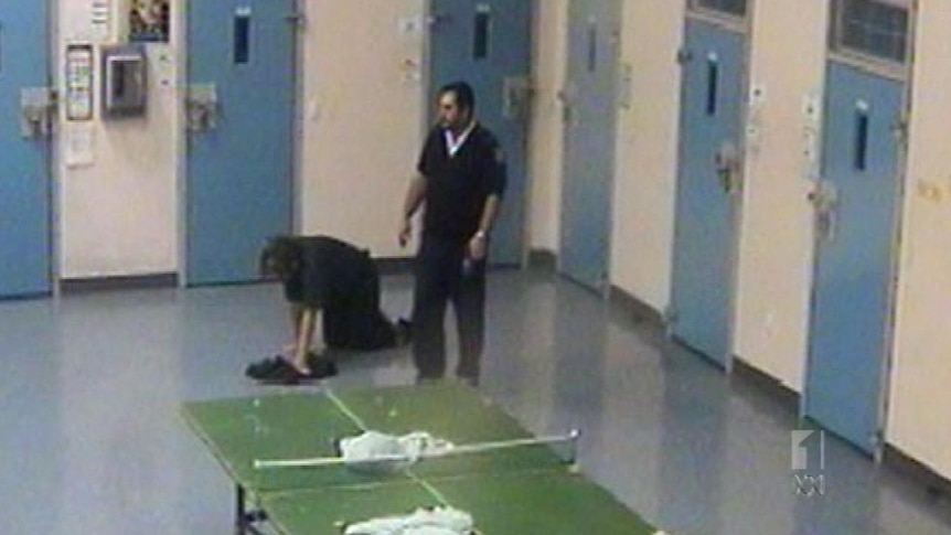 Guards give evidence over prisoner's death