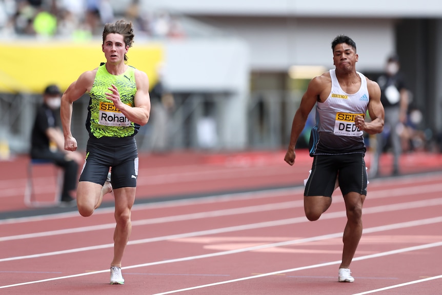 Le sprinter Rohan Browning s'exécutant dans une course de 100 m.