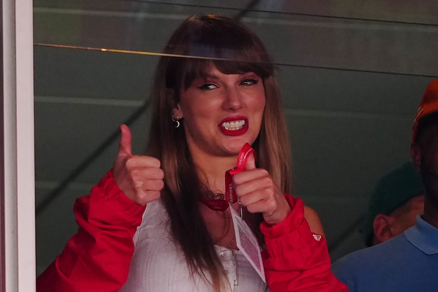 Taylor Swift gives thumbs up
