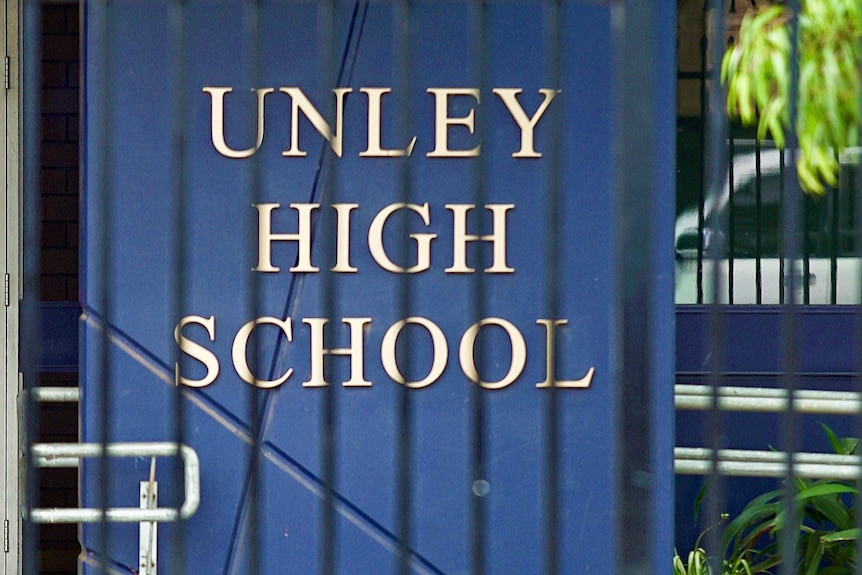 a sign saying "Unley High School"