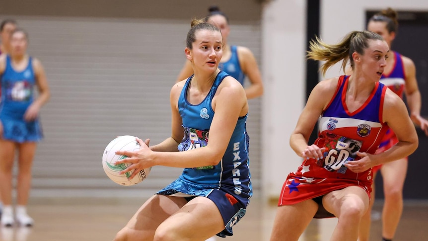 Ruby Barkmeyer holding a netball, about to make a pass 