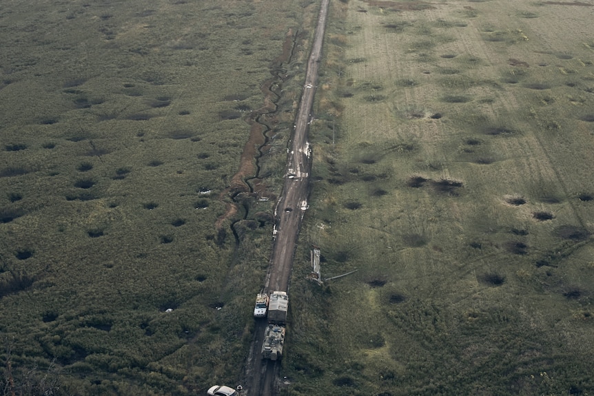 在漫长的道路上的概述。 它周围的草被小洞刺穿