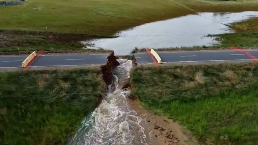 Effondrement de la route causé par les inondations coupe Gooramadda Road de moitié dans le nord-est de Victoria