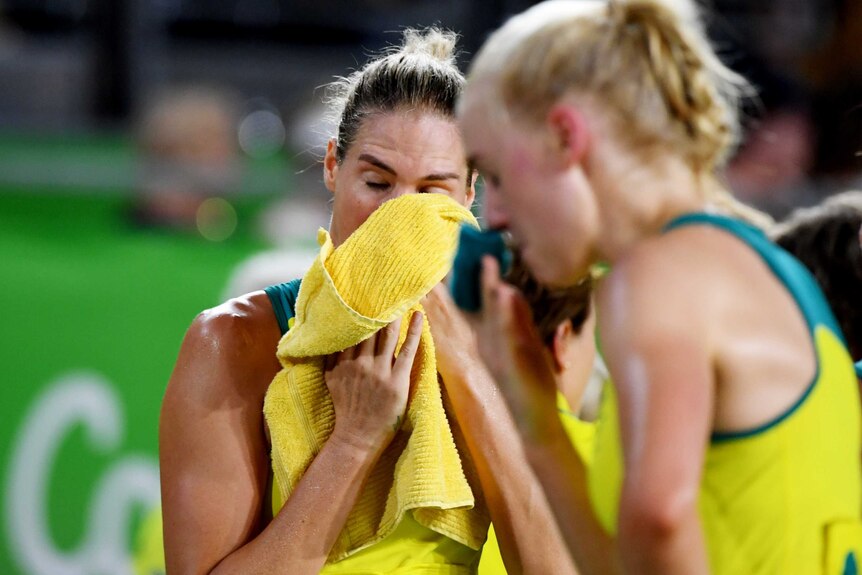 Caitlin Bassett wipes her face with a towel after the Commonwealth Games netball final.