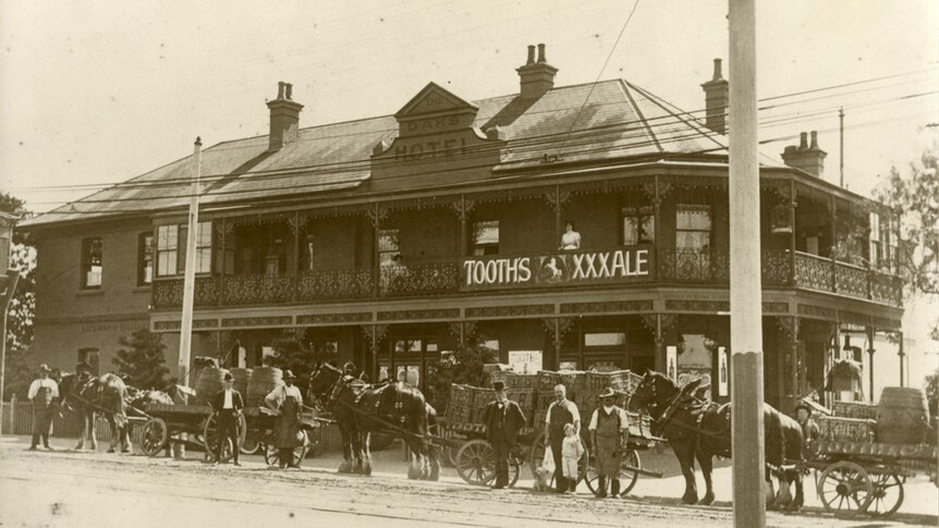 Historical photo of the Oaks Hotel in Neutral Bay that belongs to an ANU project exploring some of Australia's oldest pubs