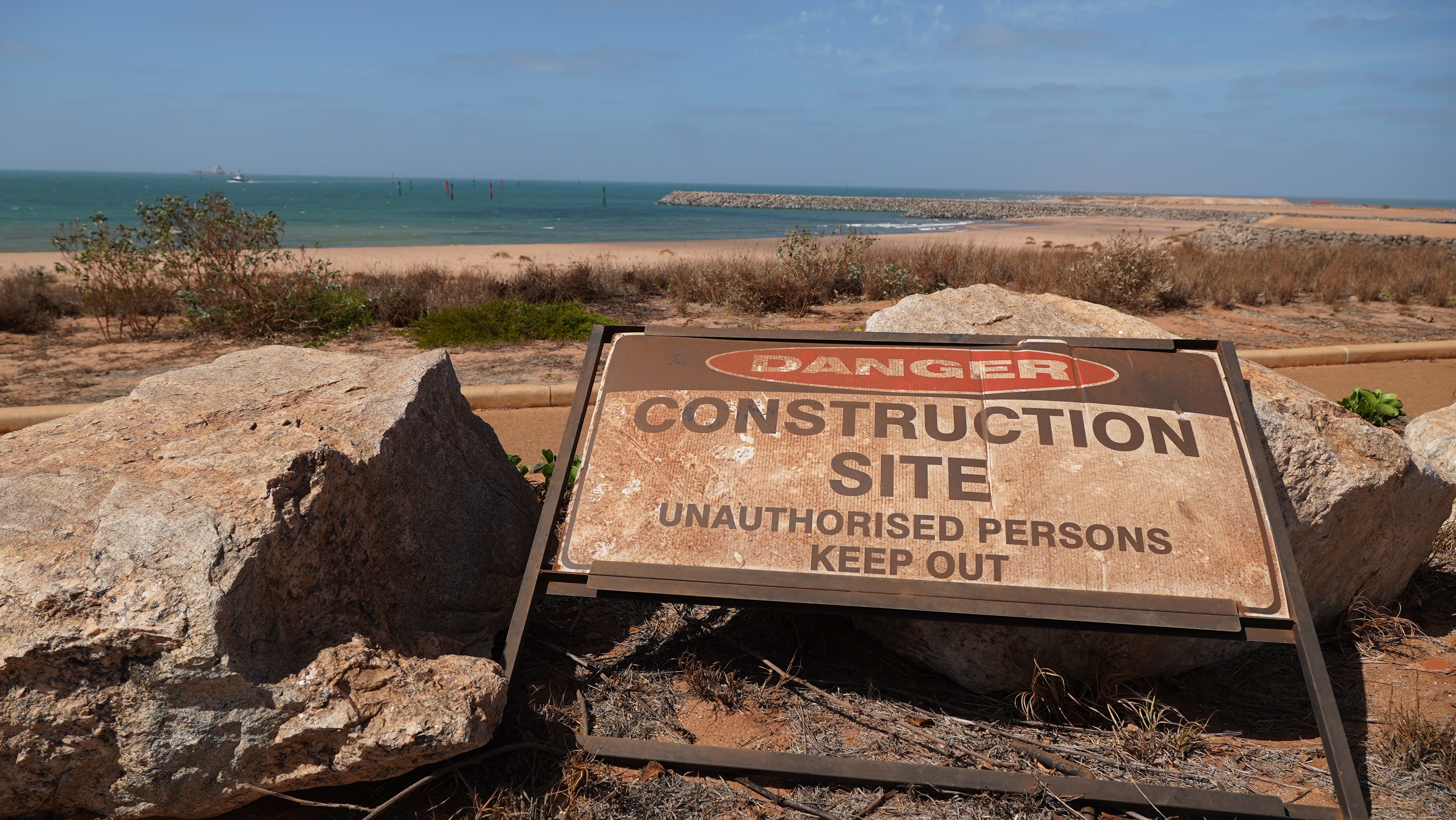 Un letrero caído que dice 