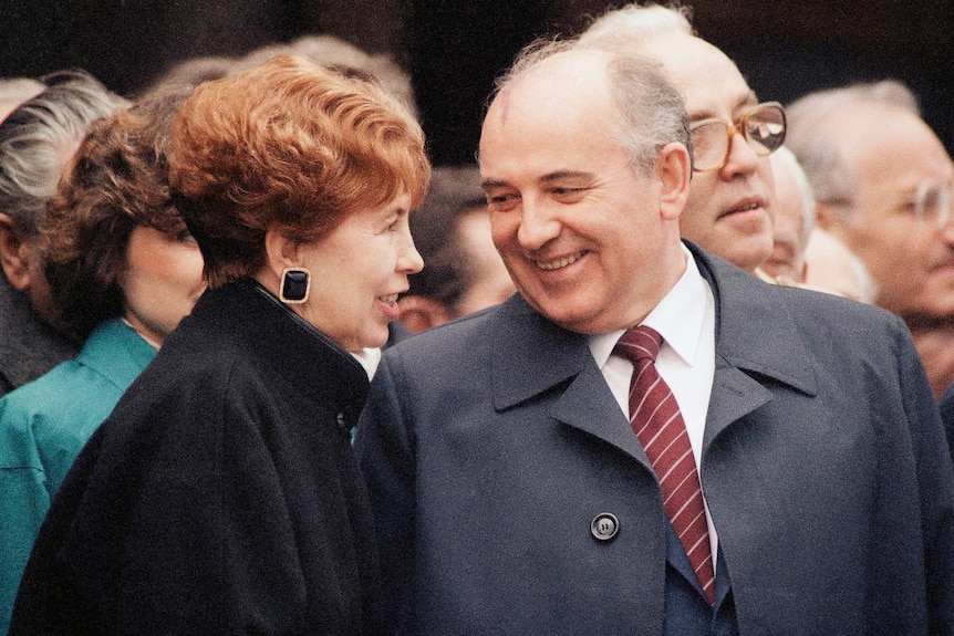 소련 지도자 미하일 고르바초프와 그의 아내 라이사, 동베를린에서 열린 청년 집회 중 동독