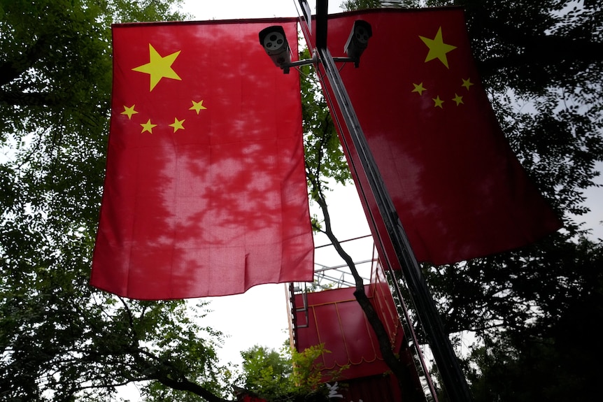 中国国旗飘扬在街道上