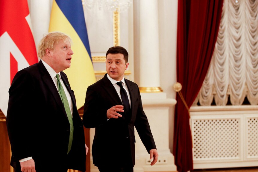 Boris Johnson and Volodymyr Zelenskyy walk and talk. 
