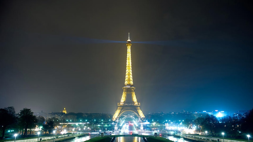 Before and after: the Eiffel tower is submerged into darkness