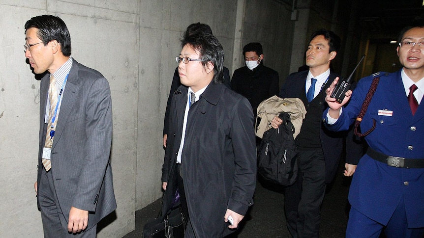 Investigators enter Olympus headquarters in Tokyo, December 2011