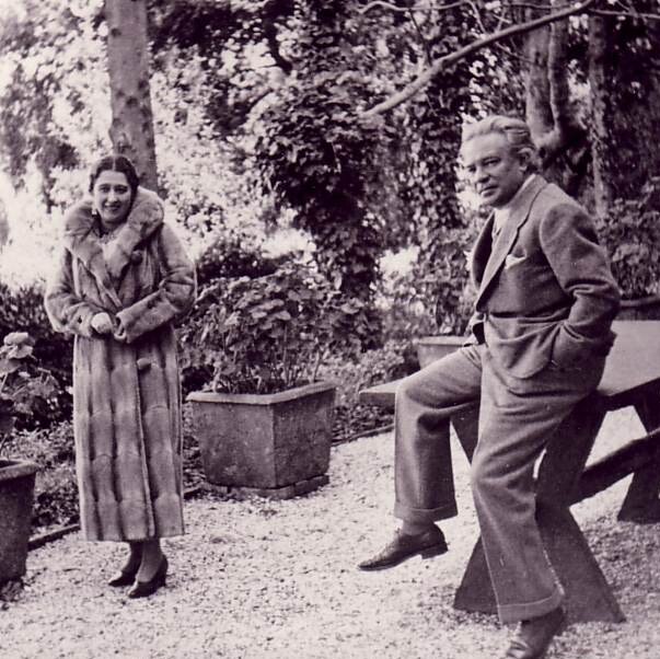 Black and white photo of the composer Ottorino Respighi and his wife in the garden of their Roman villa