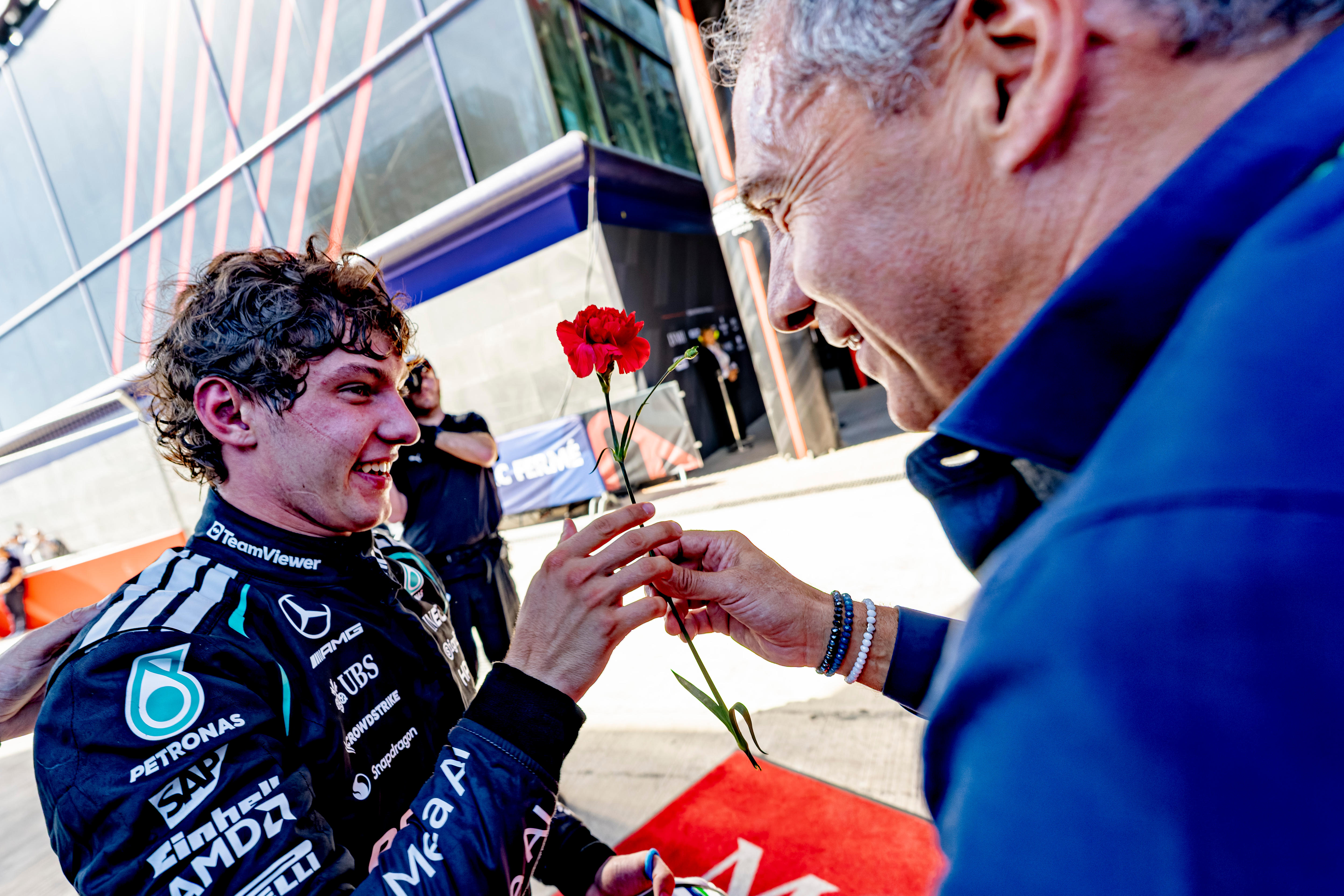 Piastri hit twice on first lap, Antonelli wins thanks to safety car luck