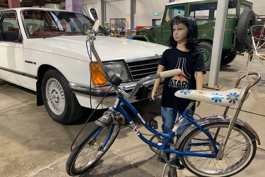 mannequin in Atari Tshirt with bike and commodore