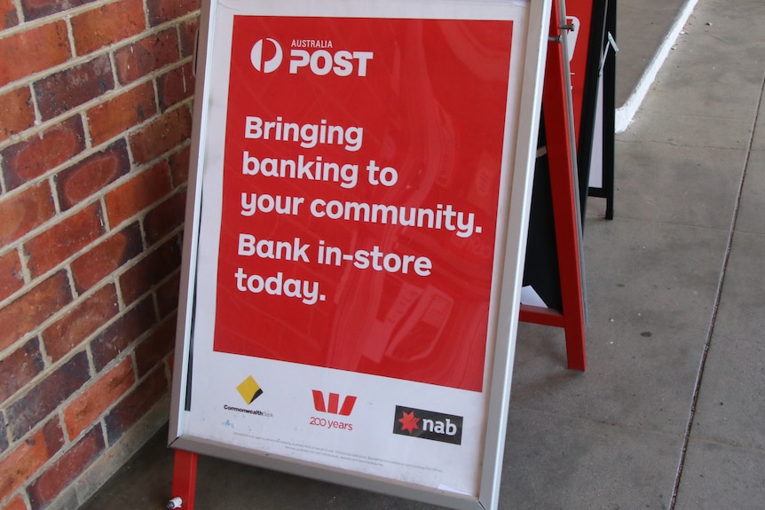 Un cartel rojo con los logotipos de tres bancos importantes, y no del ANZ, anuncia el banco en el servicio postal.
