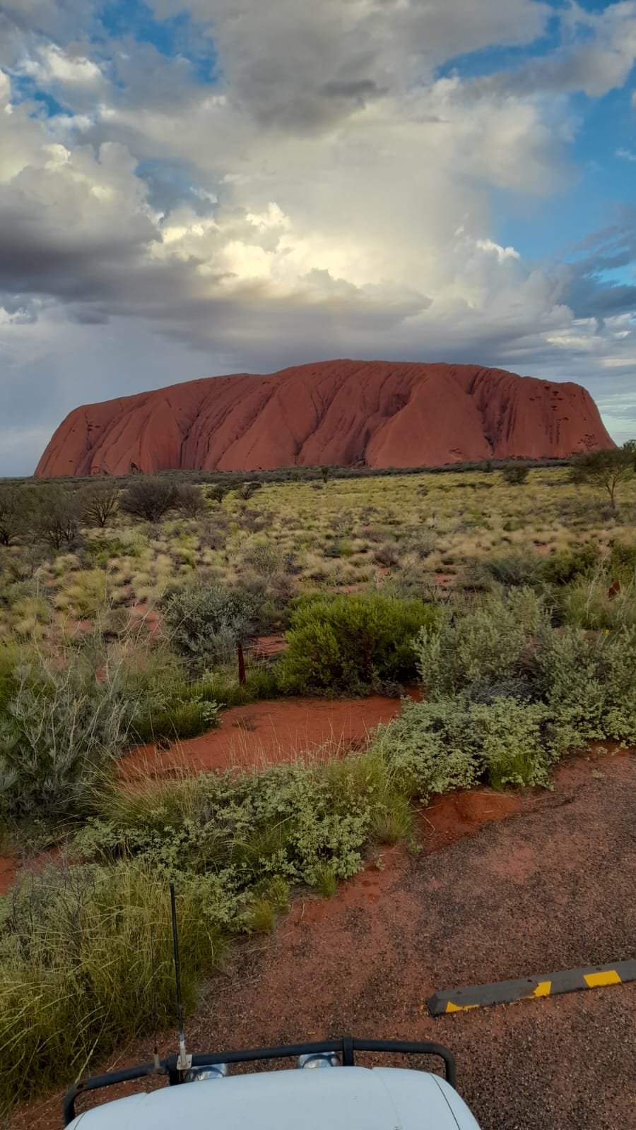 Une photo d'Uluru prise de loin.