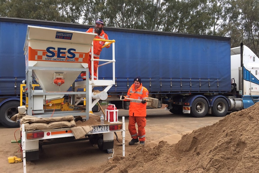 SES crews sandbagging in Casterton