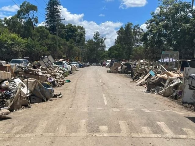 Déchets empilés de chaque côté d'Enid Street. 