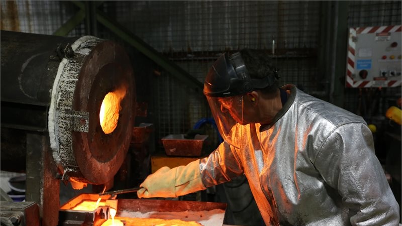 Gold being poured at Henty gold mine