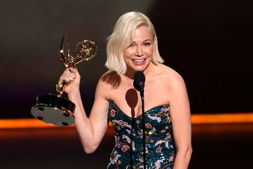 Michelle Williams poses backstage with her Outstanding Lead Actress in a Limited Series or Movie award for "Fosse/Verdon"