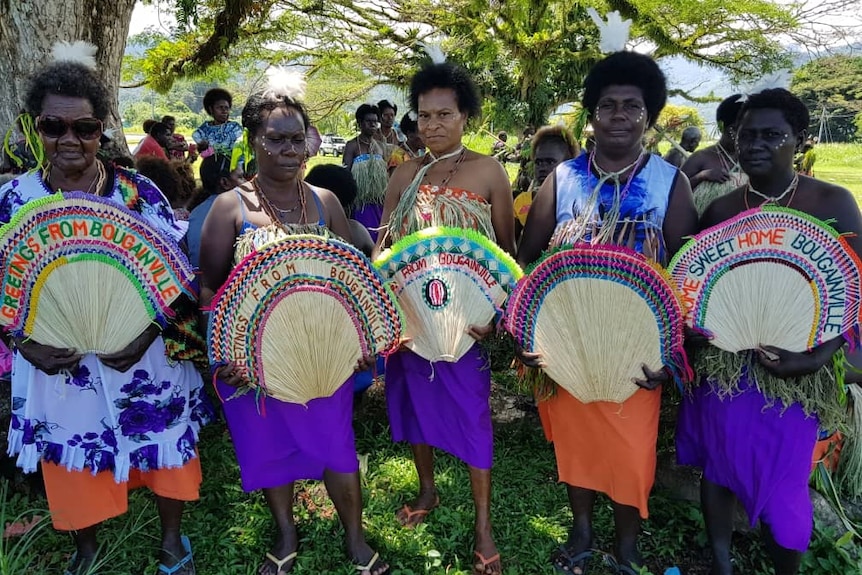 Women in tribal colours attending a Bougainville reconciliation ceremony in Kokopo ahead of the referendum.