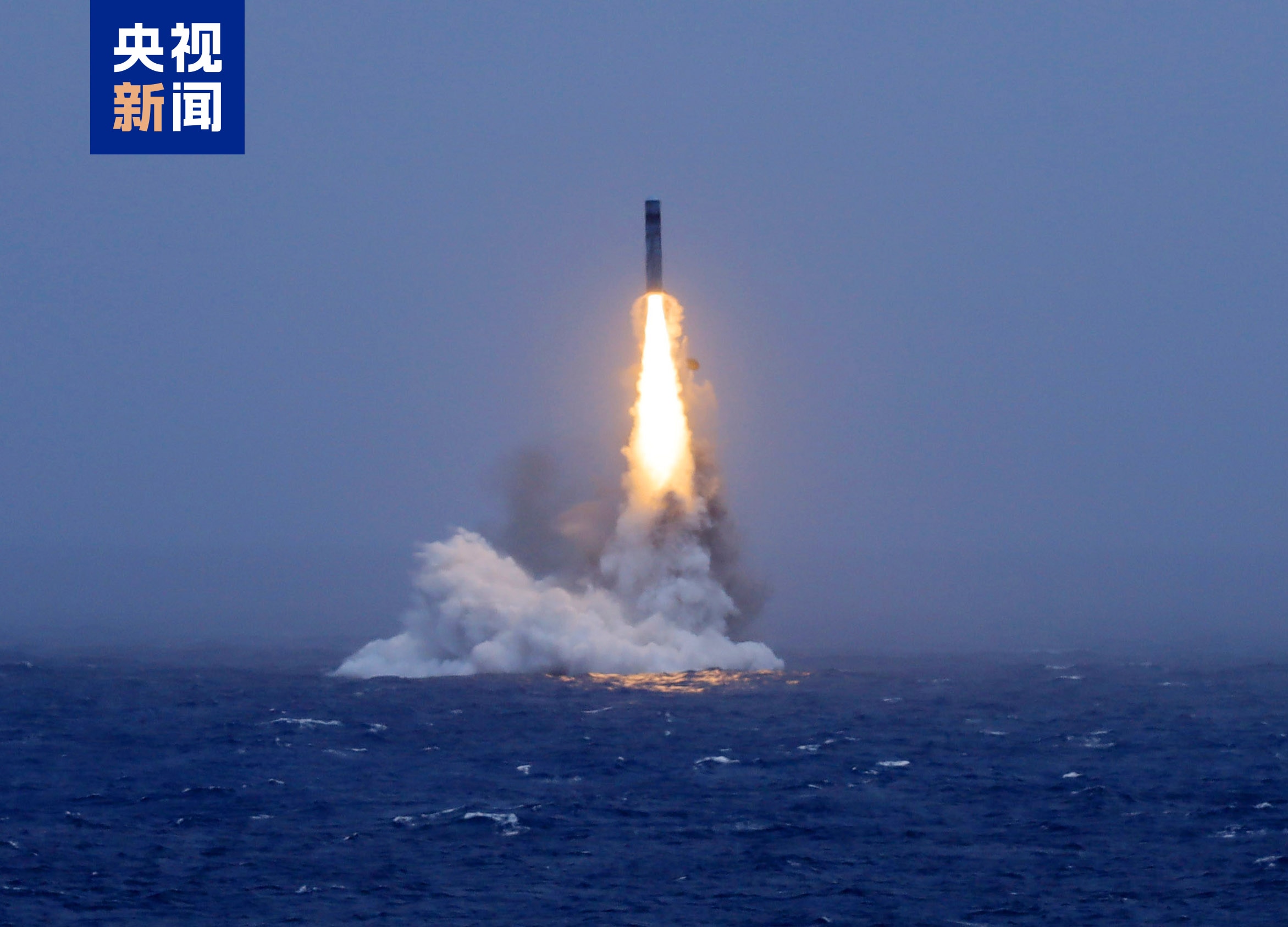 Un cohete se lanza desde el mar dejando humo a su paso.