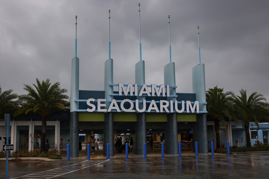 The outside of a buildling with the words Miami Seaquarium on it