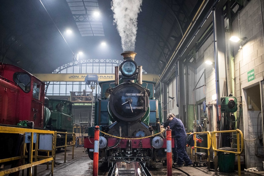 蒸汽火车头在每次出发前都需要大量的维护和检查。