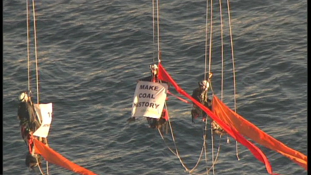 Greenpeace Activists Hang From Sydney Harbour Bridge - ABC News