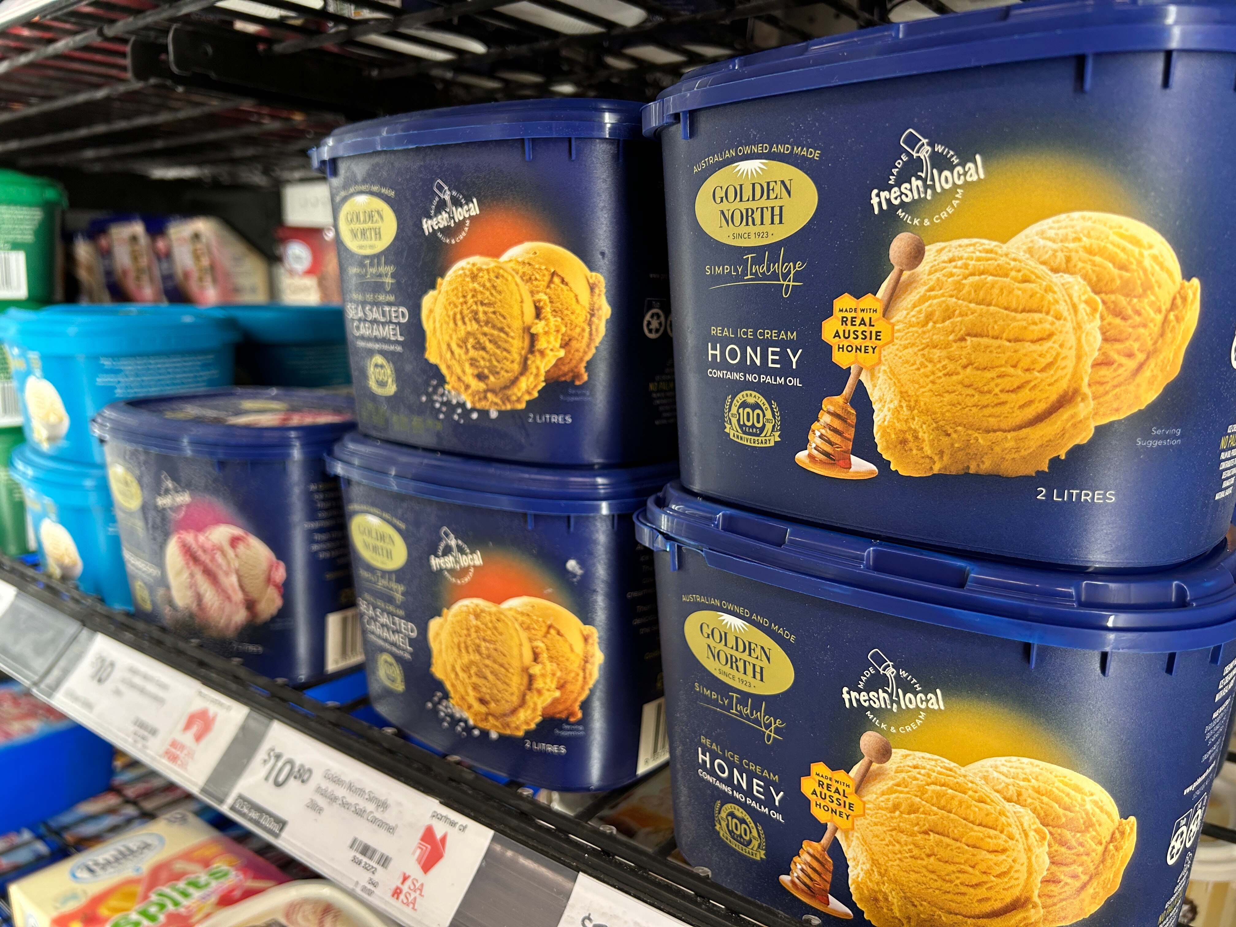 Tinas de helado Golden North en exhibición en una tienda. 