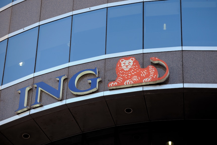 Logo-ul portocaliu al leului al ING Bank pe clădire