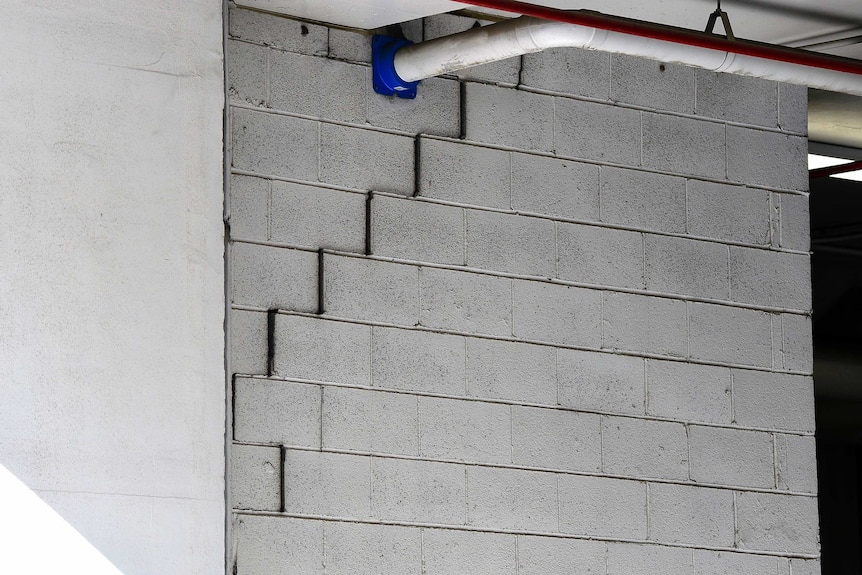 Une fissure est vue dans la structure d'un bâtiment