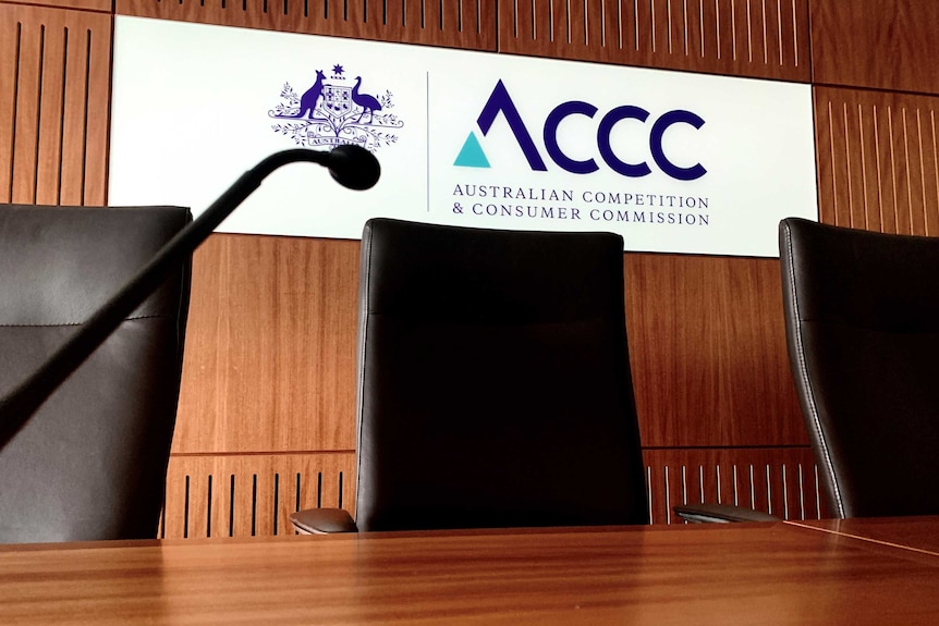 El logotipo de la Comisión Australiana de Competencia y Consumidores (ACCC) en una sala de juntas de la oficina del regulador.