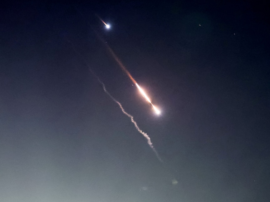 伊朗向以色列发射无人机和导弹后，耶路撒冷上空出现了大量发光体。