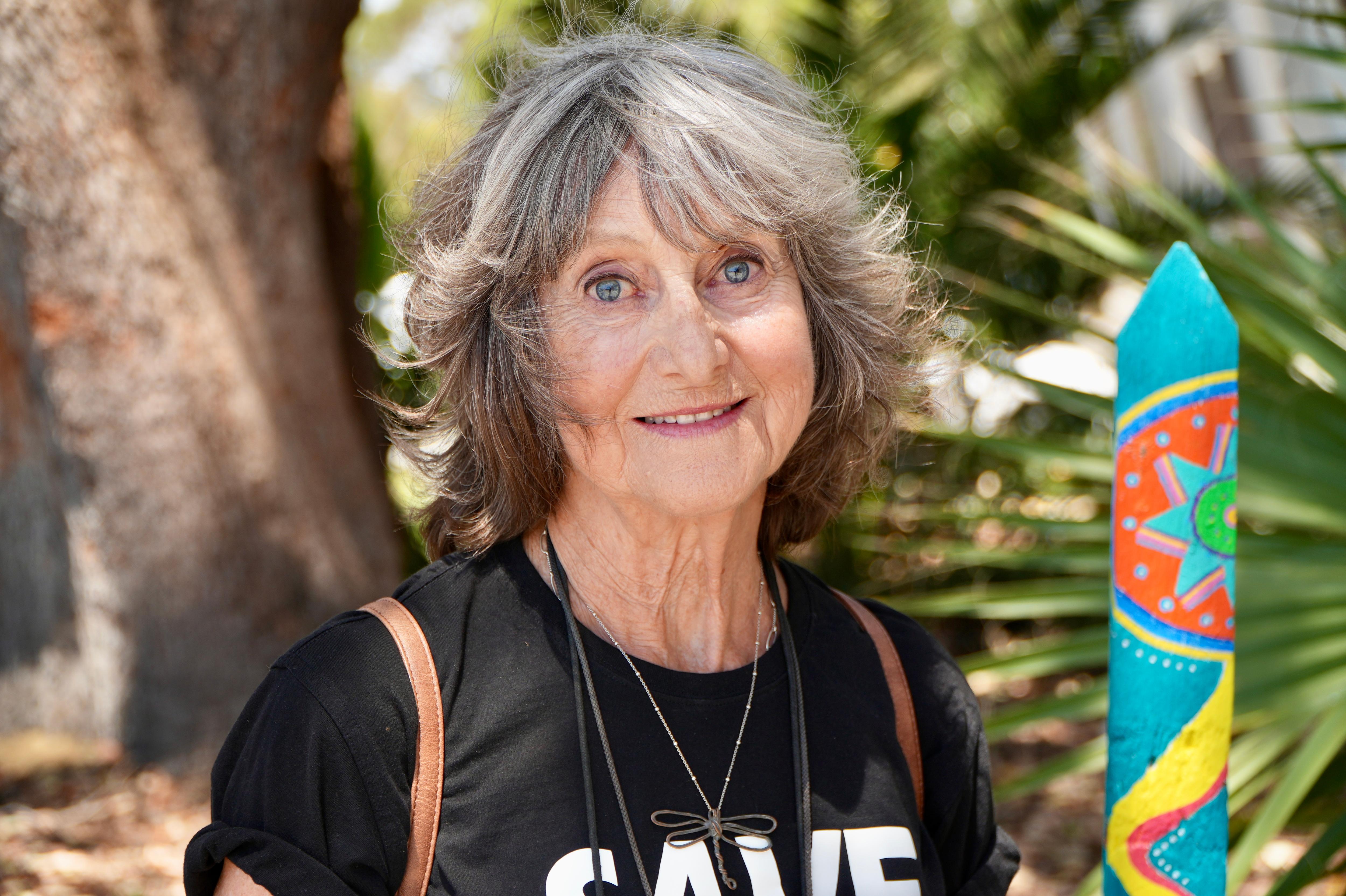 Una mujer sonríe para una foto en un entorno bellamente diseñado.