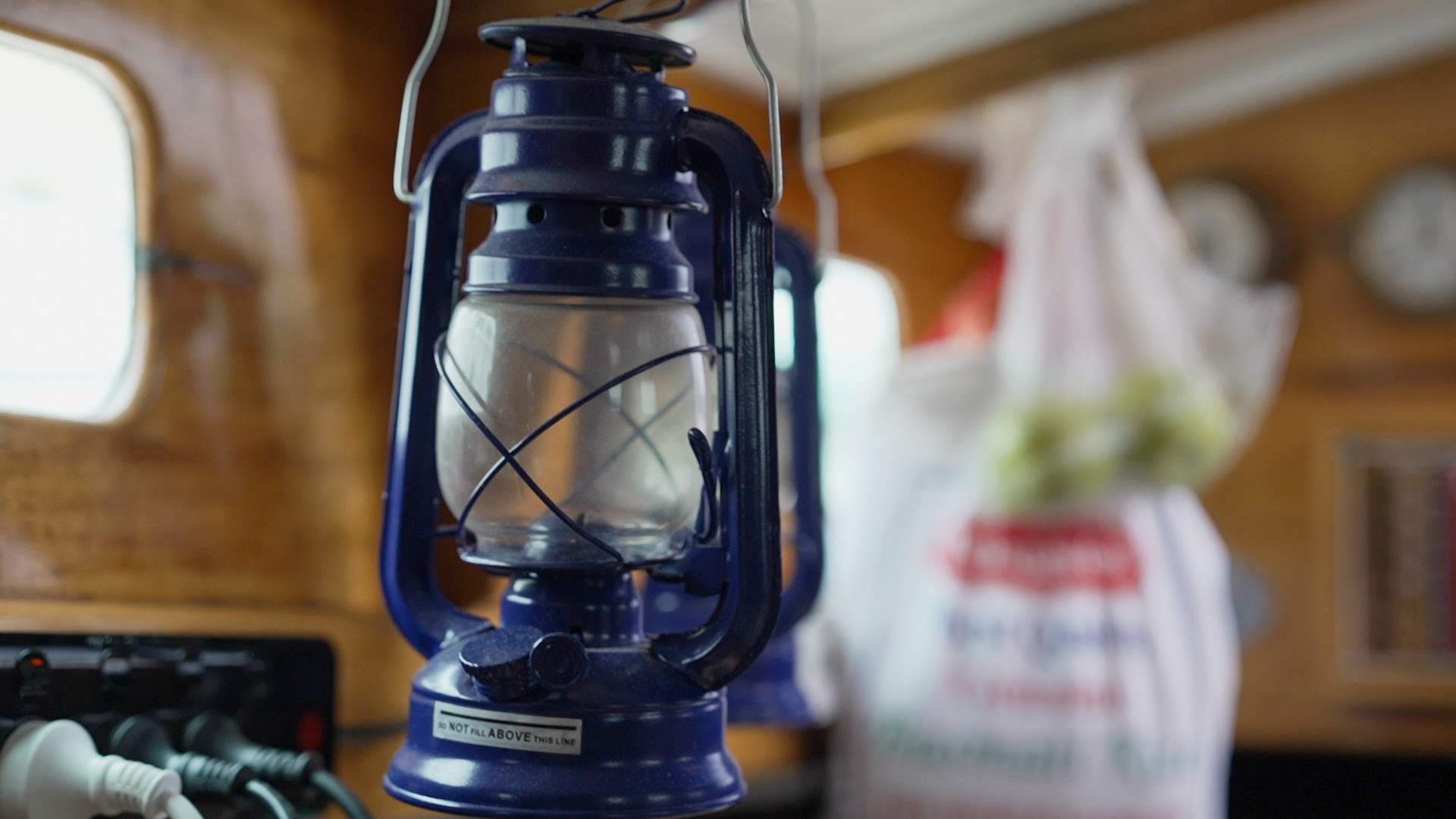 Un módulo de aterrizaje azul en un barco.