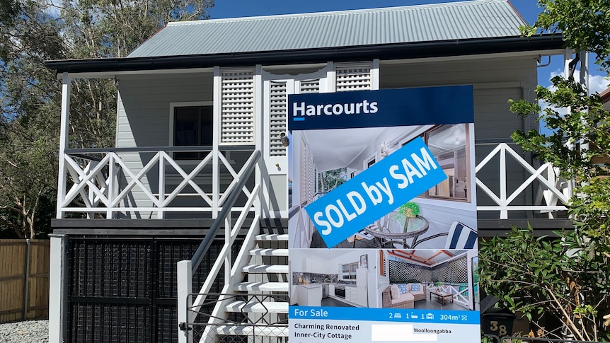 Cabaña de madera renovada con cartel vendido en Brisbane