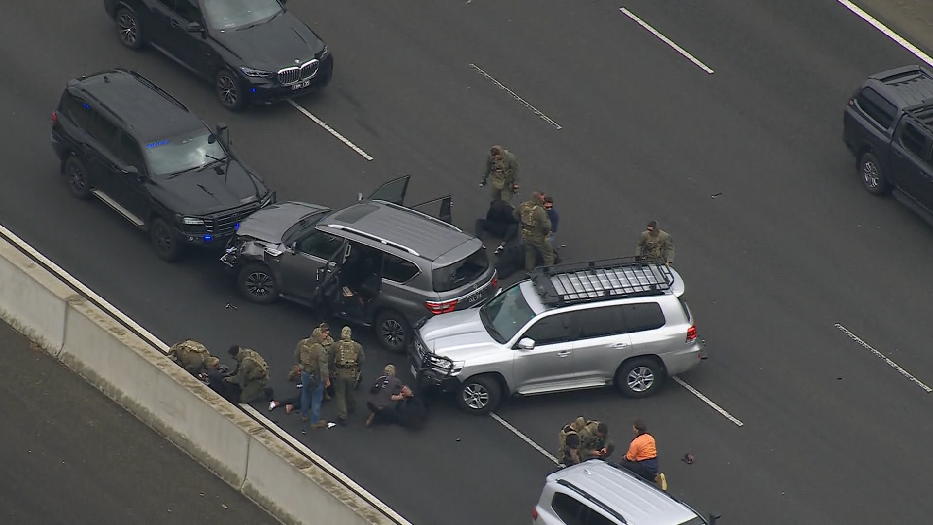 Police operation brings Monash Freeway to a standstill