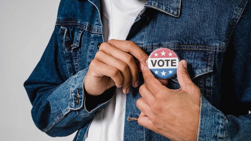 Person wears a US vote button