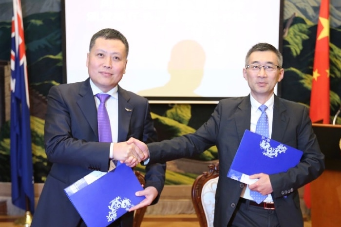 Haha Liu signs the letter of intent between AEAAI and the Chinese consulate in Melbourne in 2017.