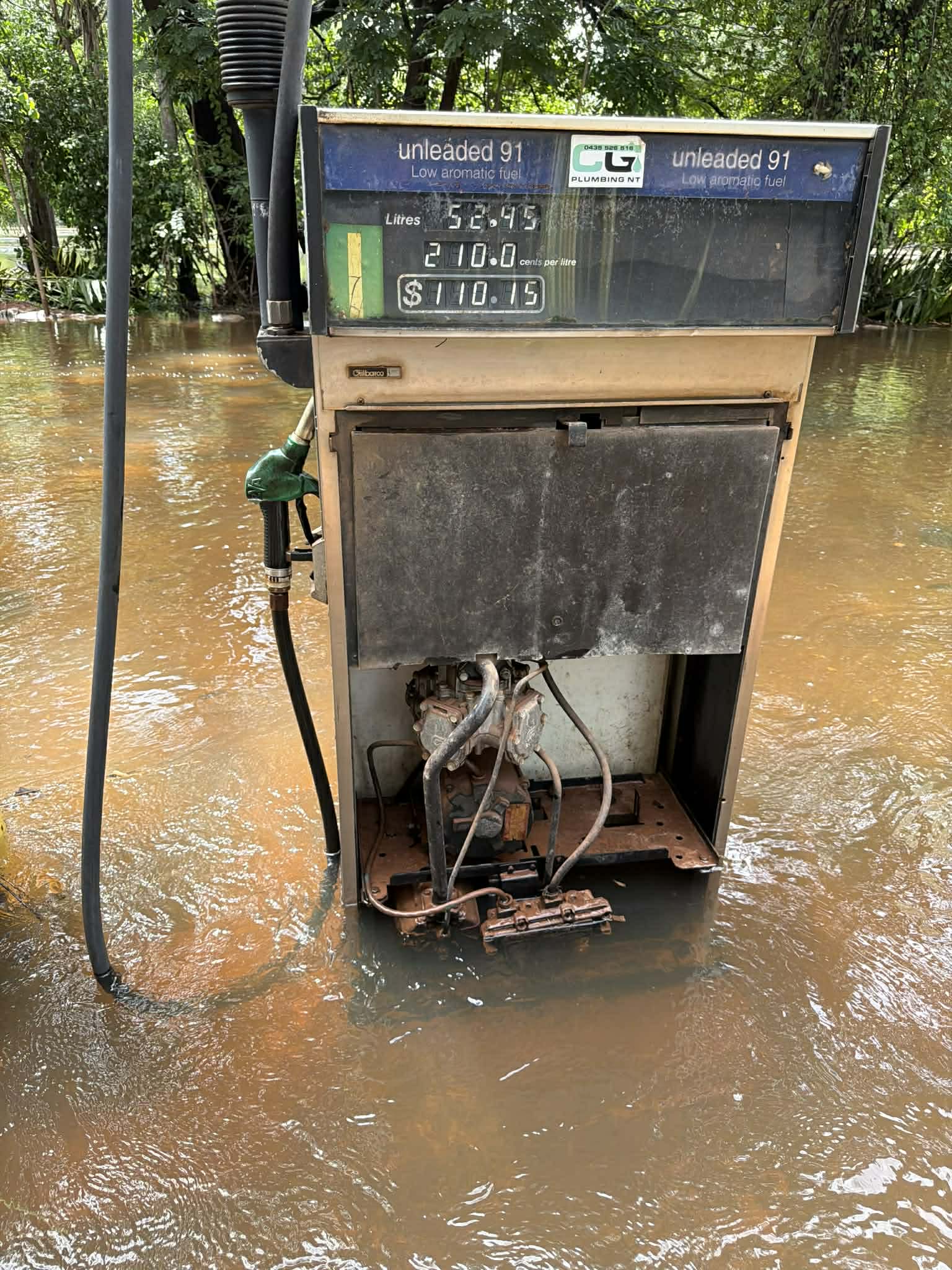 Un tanque de combustible en agua de inundación.
