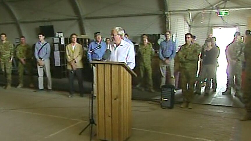 Kevin Rudd addresses troops at Tarin Kot