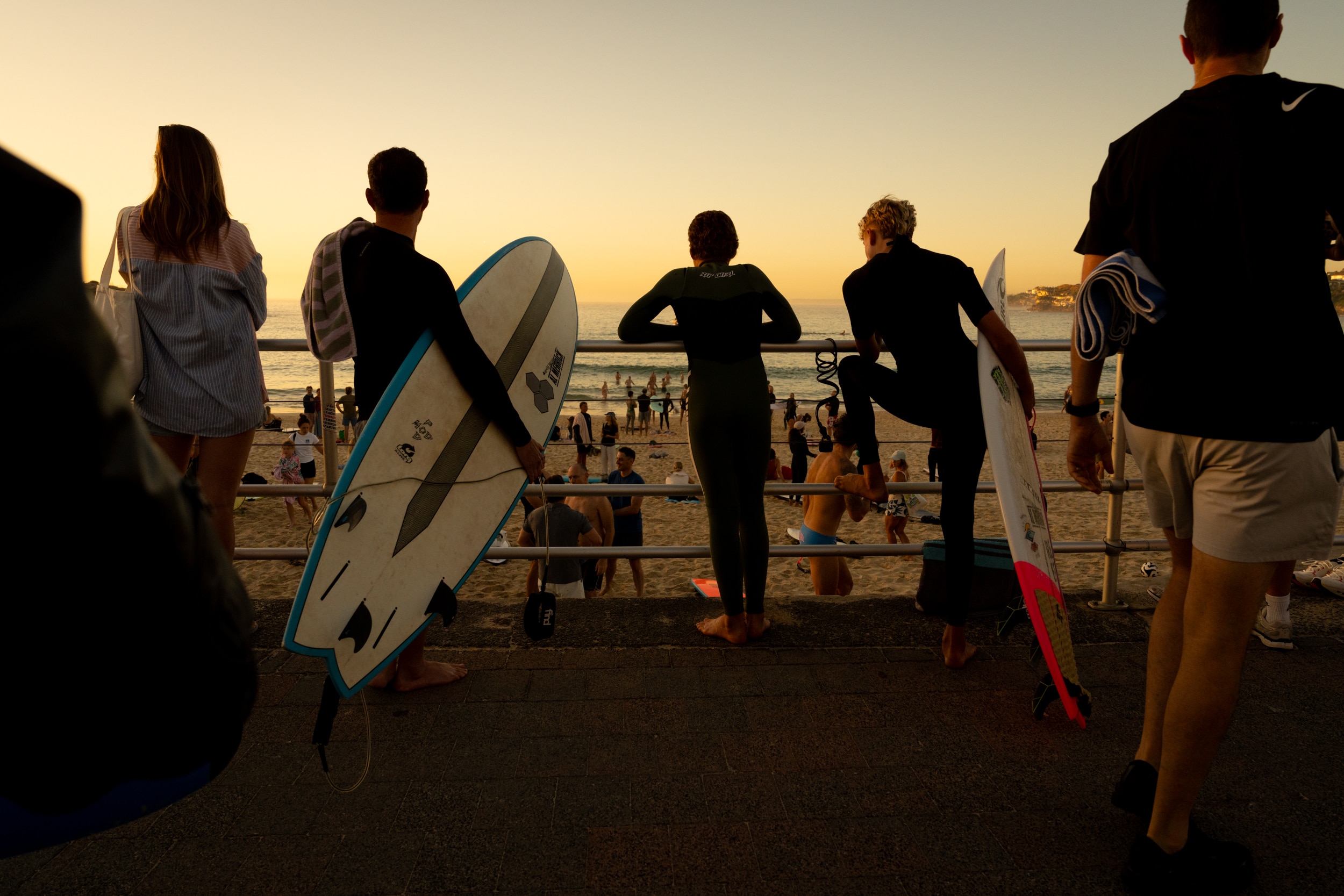 Los surfistas esperan antes del amanecer para unirse a la excursión de remo en Bondi