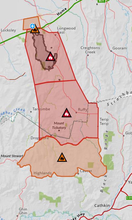 Un mapa con ciudades, áreas sombreadas en rojo y símbolos que indican una situación de emergencia por incendio forestal.