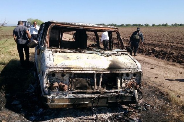 Burnt-out van from Mexican news site El Debate
