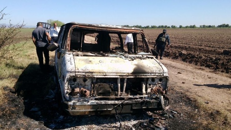 Burnt-out van from Mexican news site El Debate