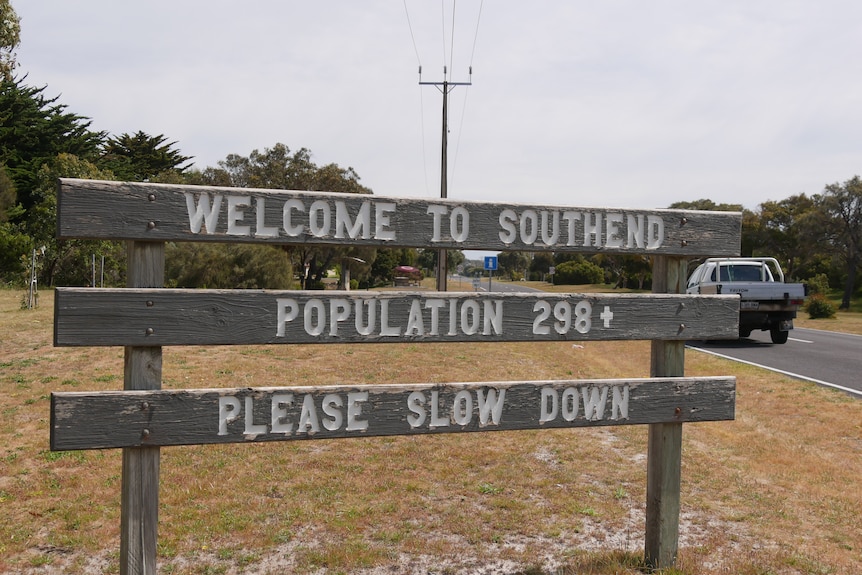 A sign which reads welcome to Southend, population 298, please slow down. 